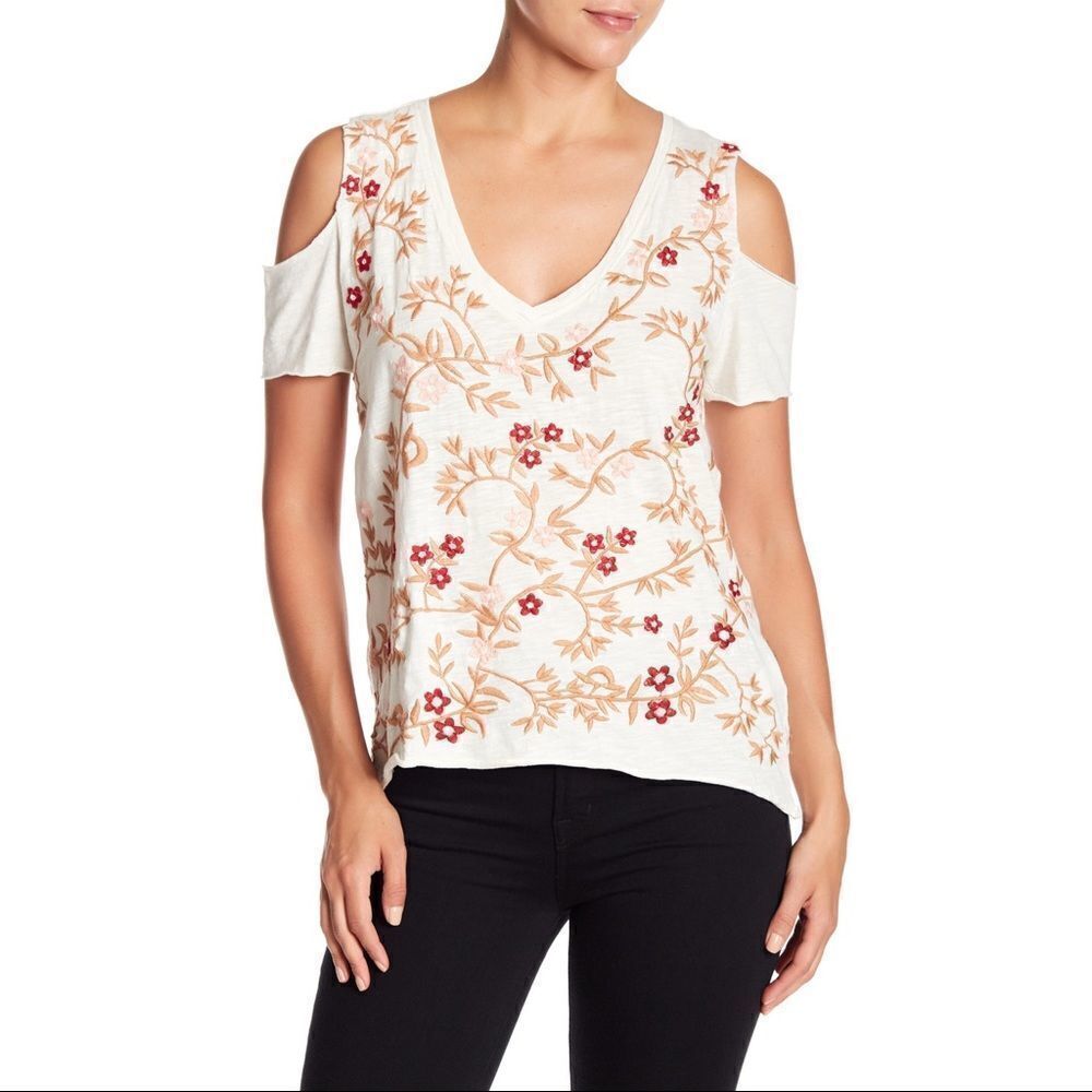 ✨HP✨Lucky Brand
Floral Embroidered Cold Shoulder Tee✨